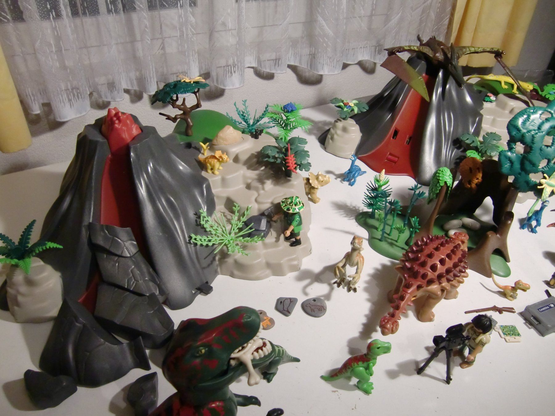 Playmobil Spielzeuge: Playmobil Dinosaurier mit Vulkan - grosses Paket – Gebraucht aus Arbon von 200sterne 8