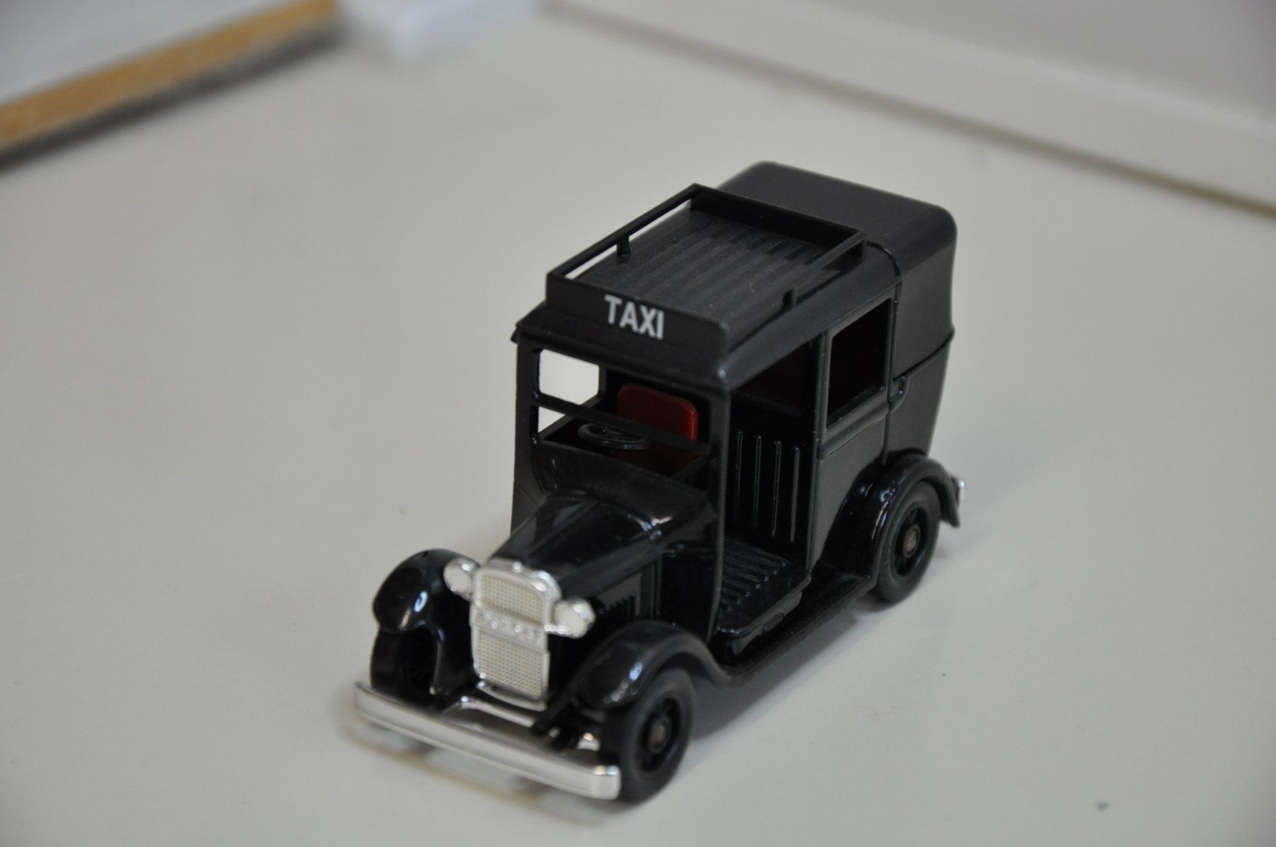 Modellini d'auto: Austin Taxi 1933 – Nuovo e nell'imballaggio originale da Ebnat-Kappel venduto da Aallerlei 1