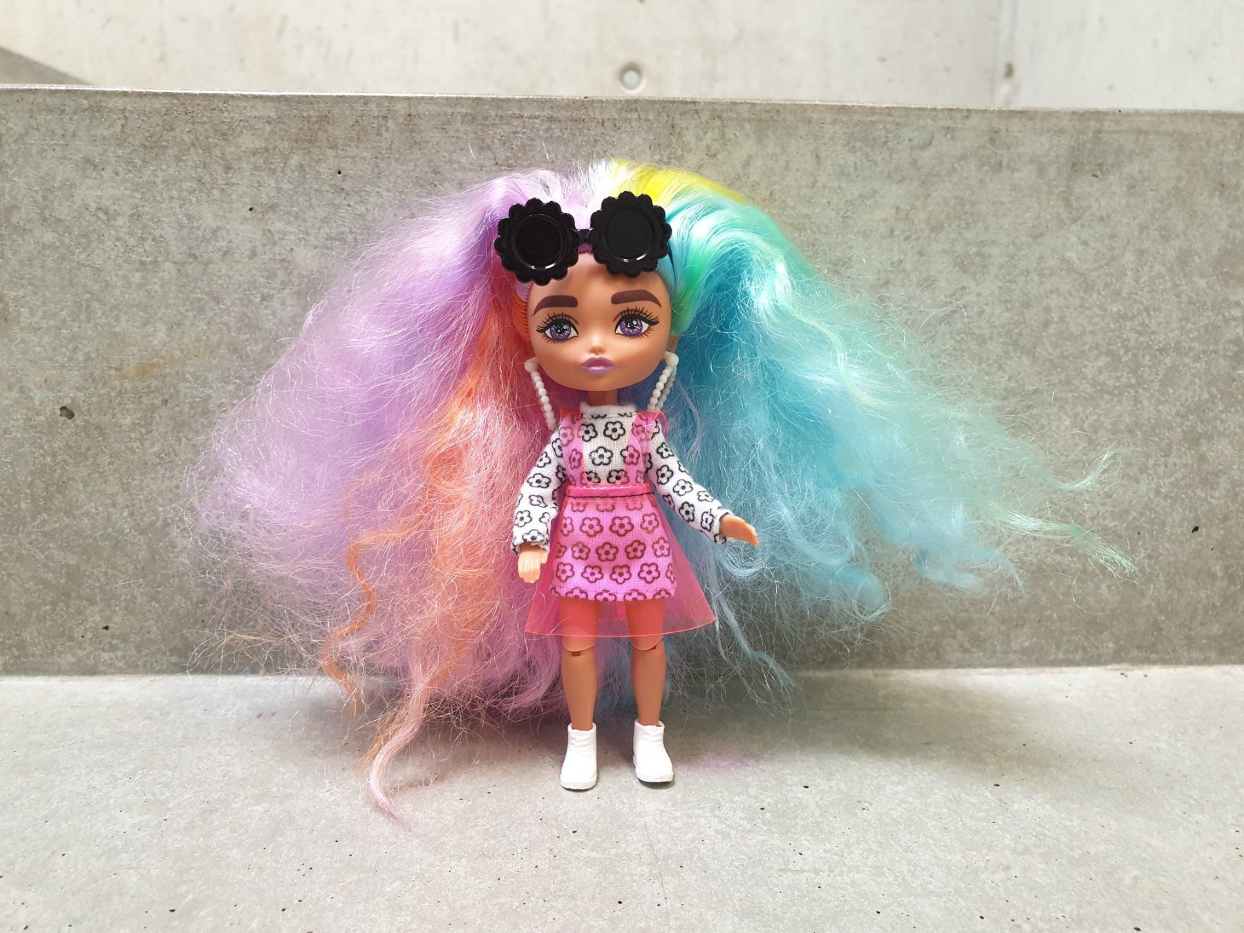 Bambole: Poupée Barbie Extra Mini, cheveux arc-en-ciel – Usato da Fribourg venduto da fripons