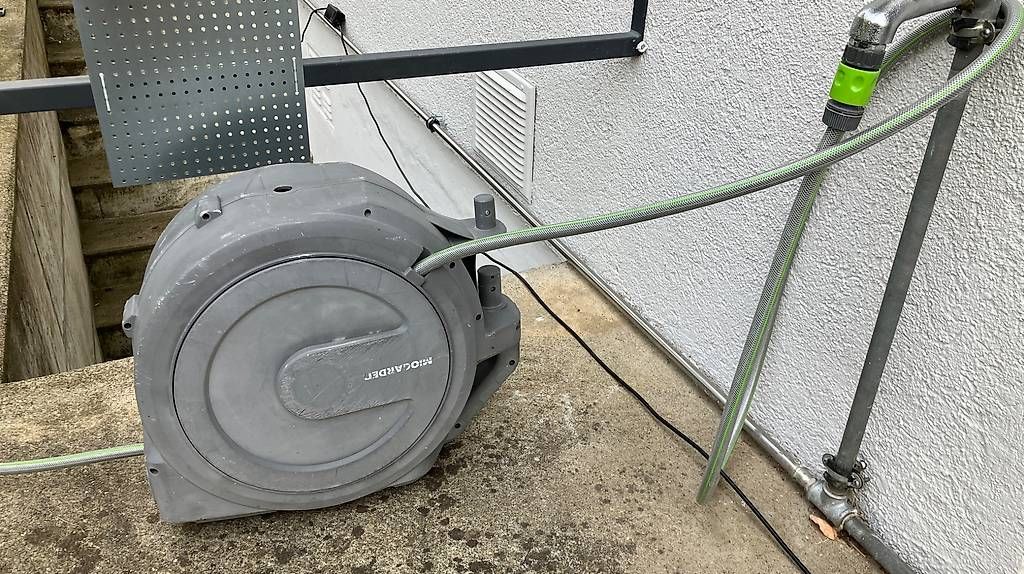 Rohre & Schläuche: Schlauchbox mit Wandhalterung, 25 Meter – Gebraucht aus Seuzach von Dawa72 1