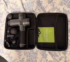 Massage Gun im Koffer  Top Zustand, inkl. Aufsätze