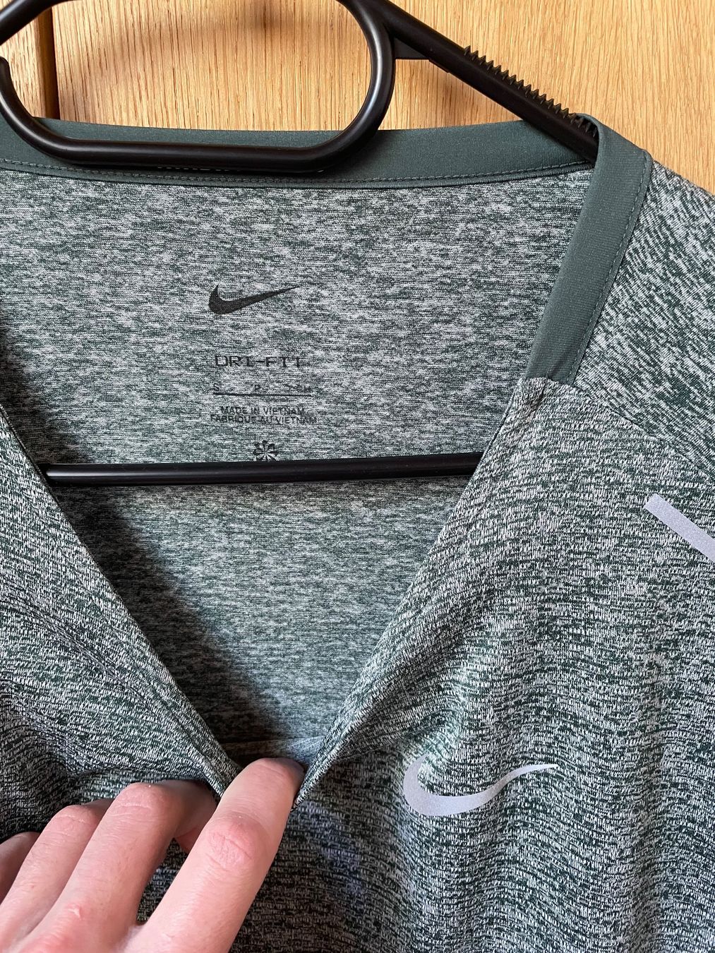 Nike T-Shirts: T-shirt sport NIKE Running – Gebraucht aus Leytron von acb_00 1