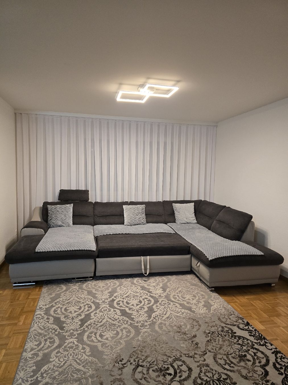 Sofas: Wohnlandschaft grau schwarz mit Bettfunktion – D'occasion à Winterthur par AMKOM5E39 2