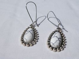 Ohrhänger mit Howlith-Stein, Modeschmuck; neuwertig