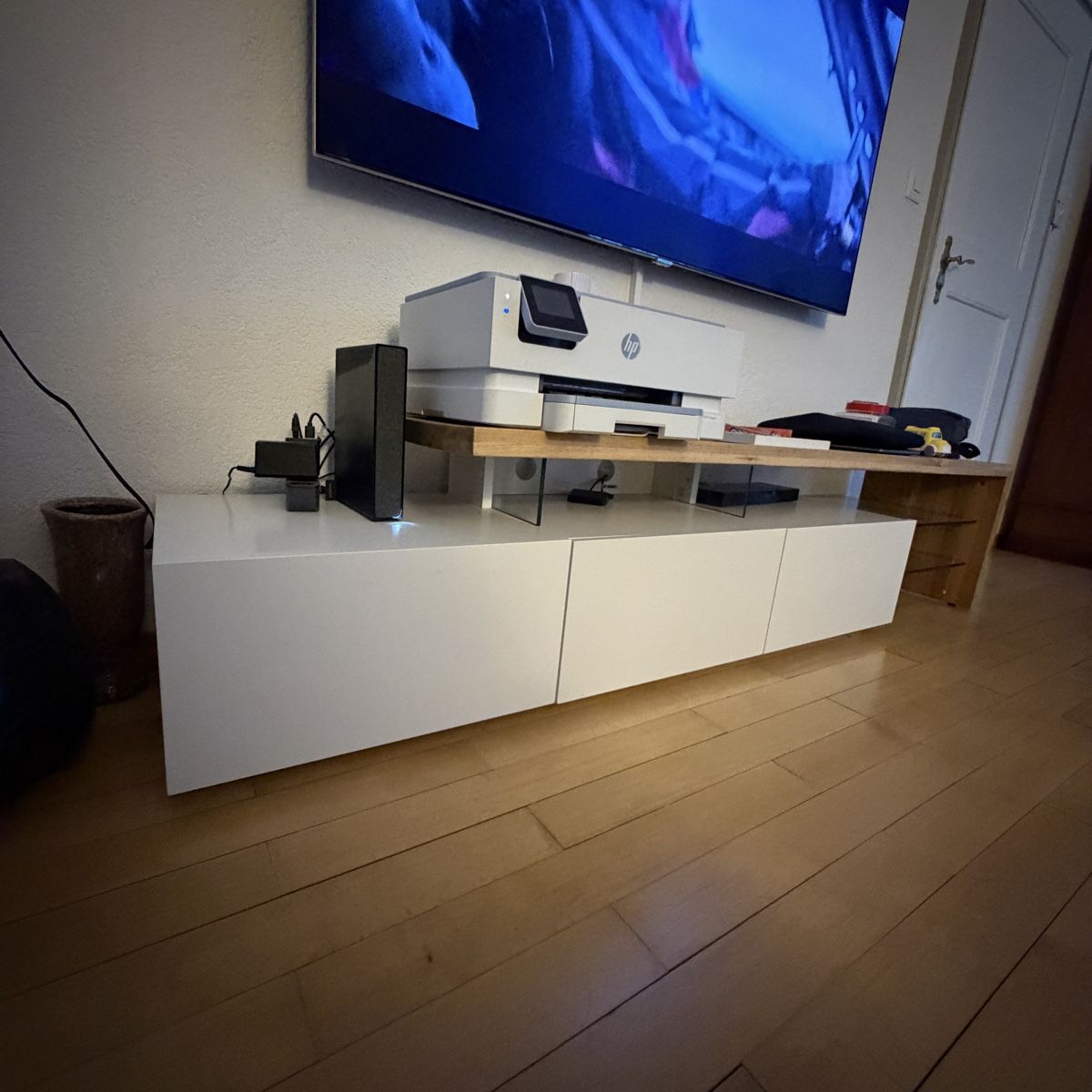 TV Möbel: Modernes TV-Möbel / Sideboard, weiss-Holz – Gebraucht aus Wattwil von lor_bb82