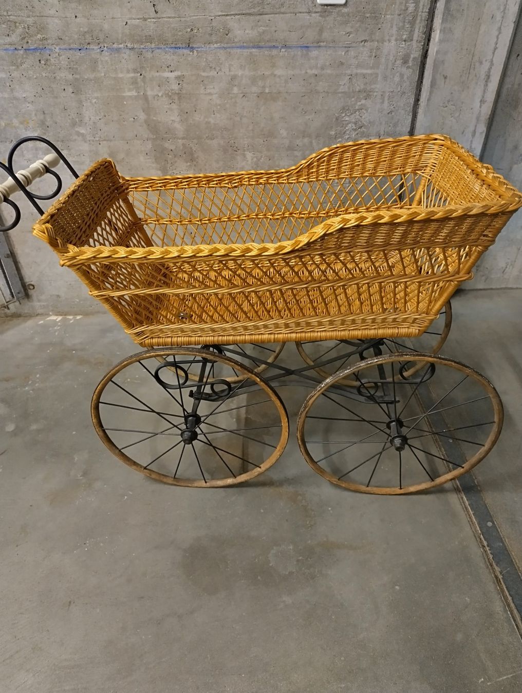 Wiegen & Stubenwagen: Antiker Stubenwagen – Gebraucht aus Muttenz von Mammeli2000 1