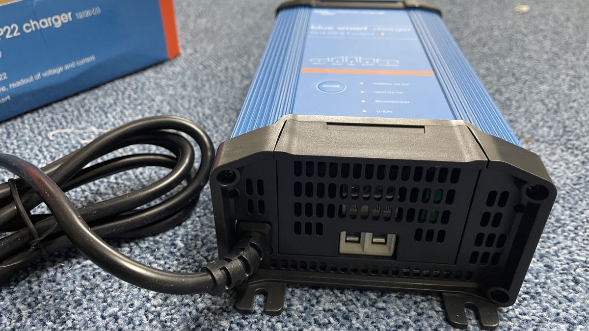Victron Caricatori & Batterie: Marken Ladegerät Vitron – Nuovo e nell'imballaggio originale da Amlikon-Bissegg venduto da Schnuefeli4 1
