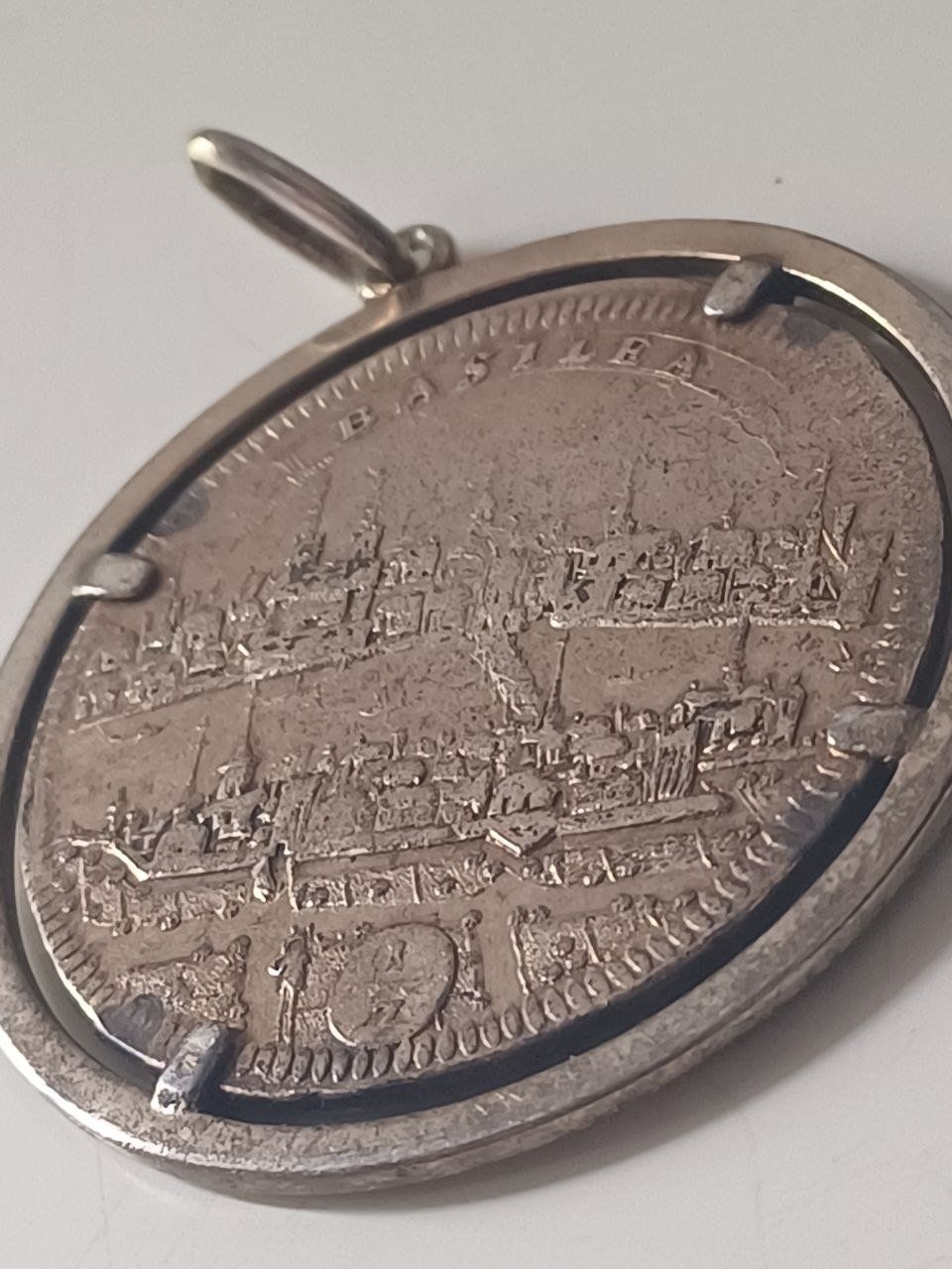 Ciondoli: Silberanhänger mit einem originalen Halbtaler aus Basel – Usato da Bern venduto da Yunkom 2