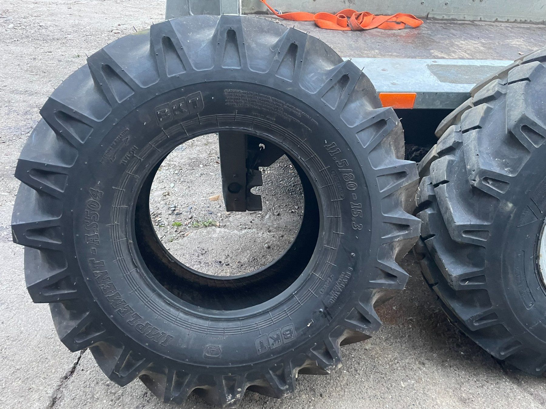 Tutte le macchine: Pneu für Dumper – Usato da Mönchaltorf venduto da hubi2000 2