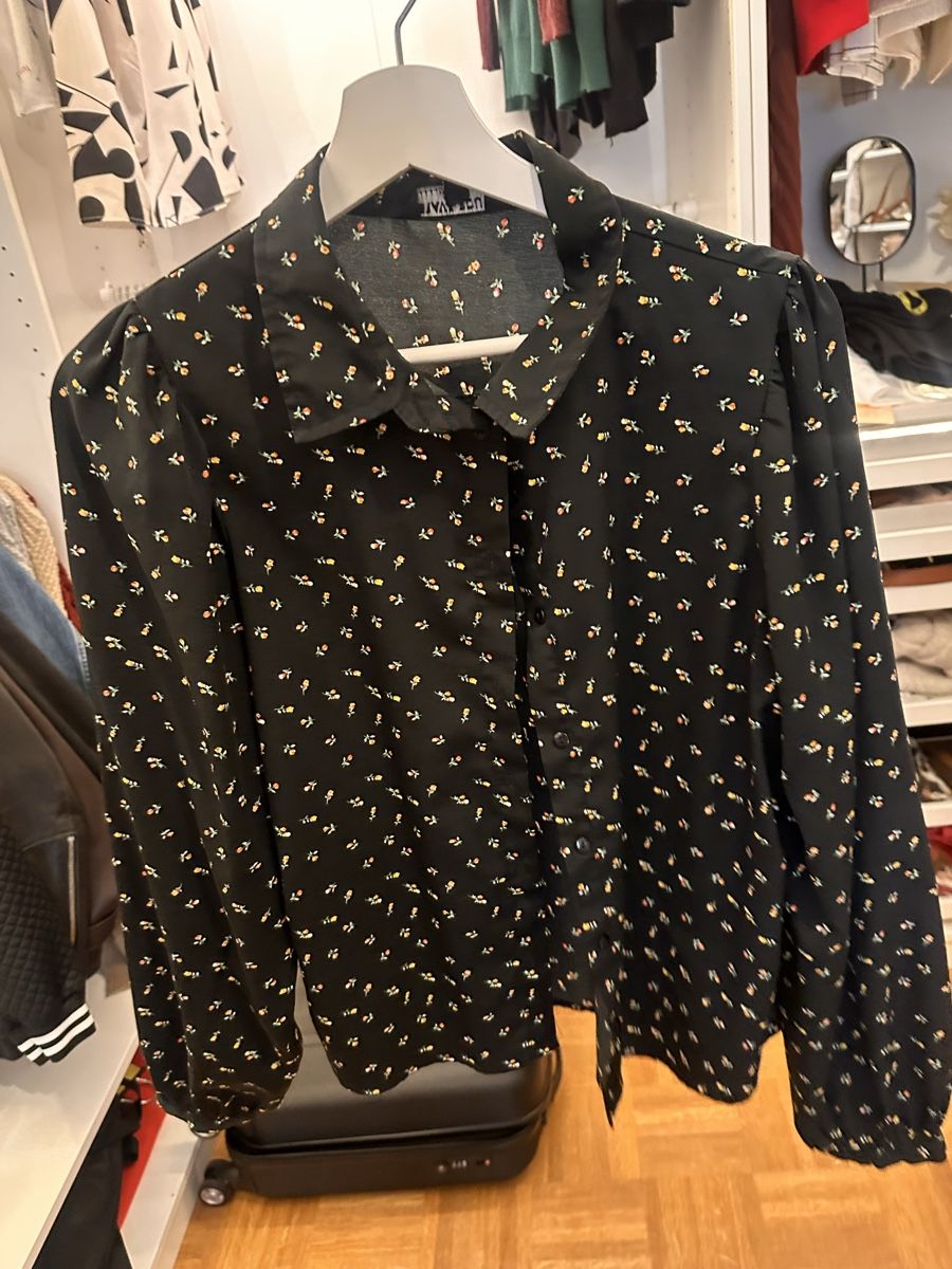 Camicette: Schwarze Bluse mit Blumenmuster, Grösse M – Usato da Dierikon venduto da anfuchs