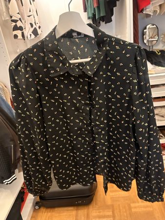 Schwarze Bluse mit Blumenmuster, Grösse M