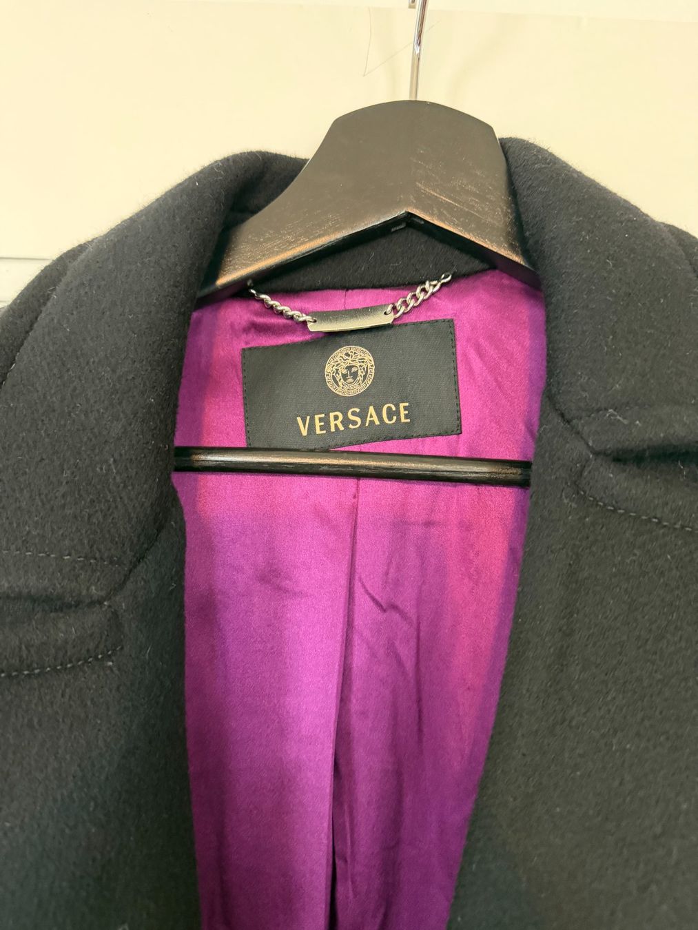 Versace Mäntel: Schwarzer Versace Mantel mit wunderschönem lila Futter – Gebraucht aus Zürich von arc1991 2
