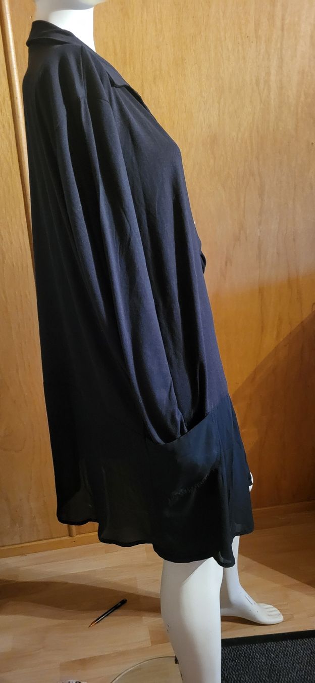 Chemisiers: Damen Longbluse, gr 50/52 schwarz – D'occasion à Schweizersholz par fuchs06 1