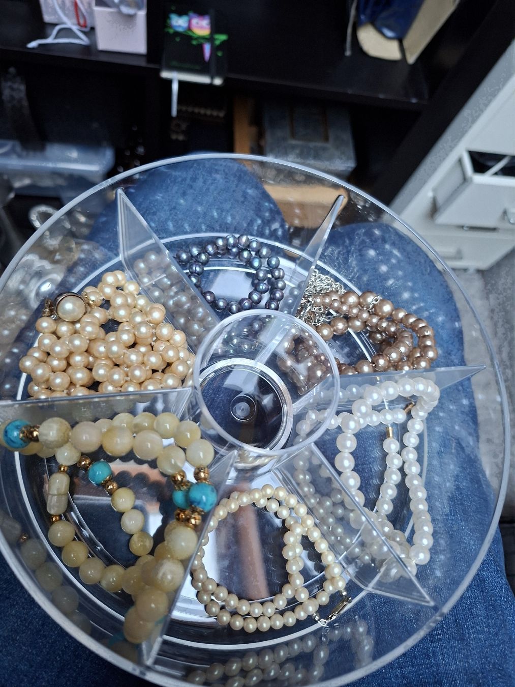 Lot de colliers et bracelets de perles en coffret (Gebraucht) in Tannay ...