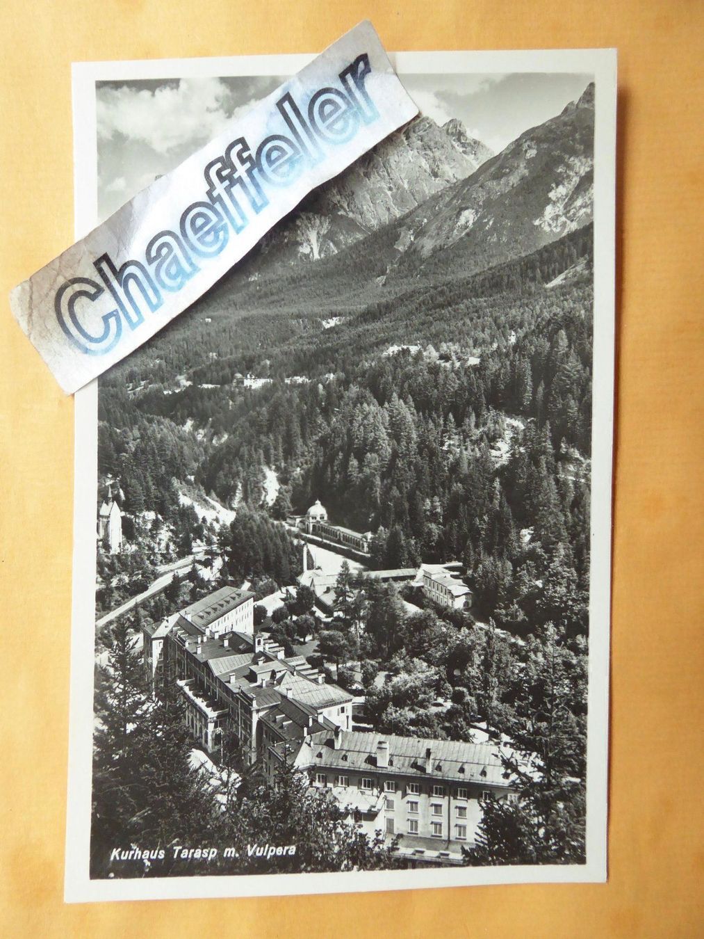 Cartoline postali: Kurhaus Tarasp mit Vulpera – Usato da Zürich venduto da Chaeffeler