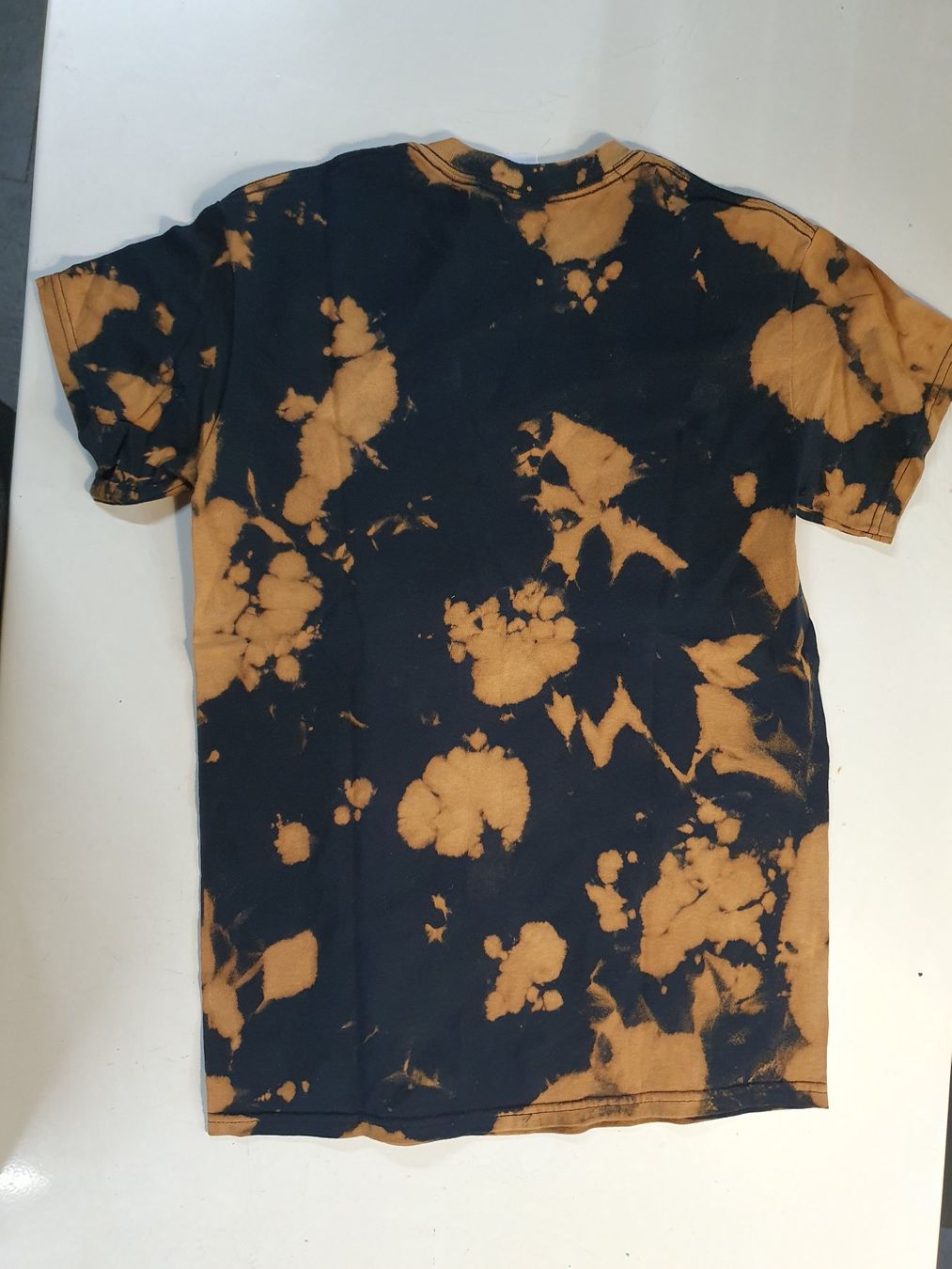 T-shirts: Gildan T-Shirt Batikmuster grösse M – D'occasion à Zürich par loosebone 4