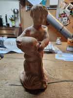 Terrakotta Figur Putto mit Krug (D)