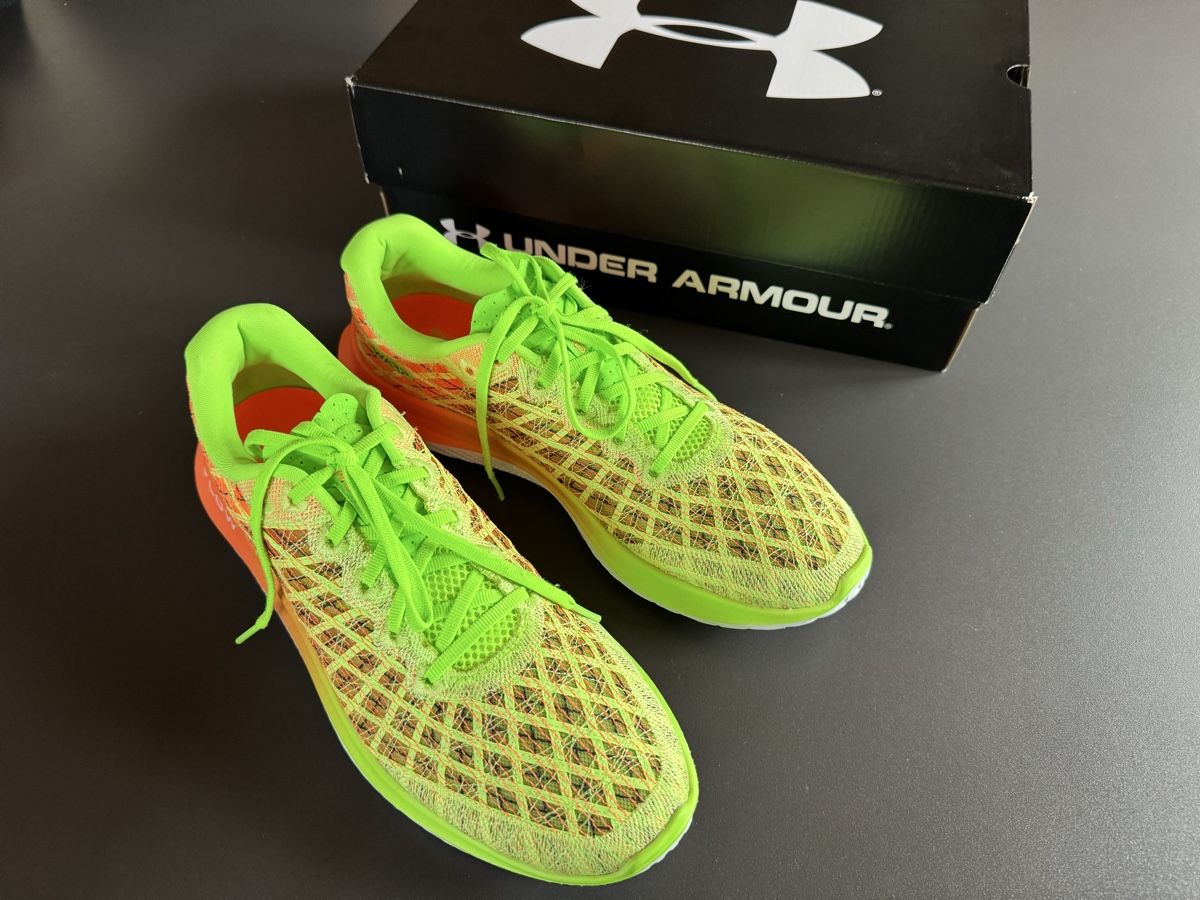 Under Armour Scarpe da uomo: UnderArmour FLOW Velociti Wind 2 NP200.- – Usato da St. Stephan venduto da riverjuren 3