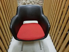 Stuhl Kunstleder schwarz, roter Stoff, aus 70-er, sehr gut