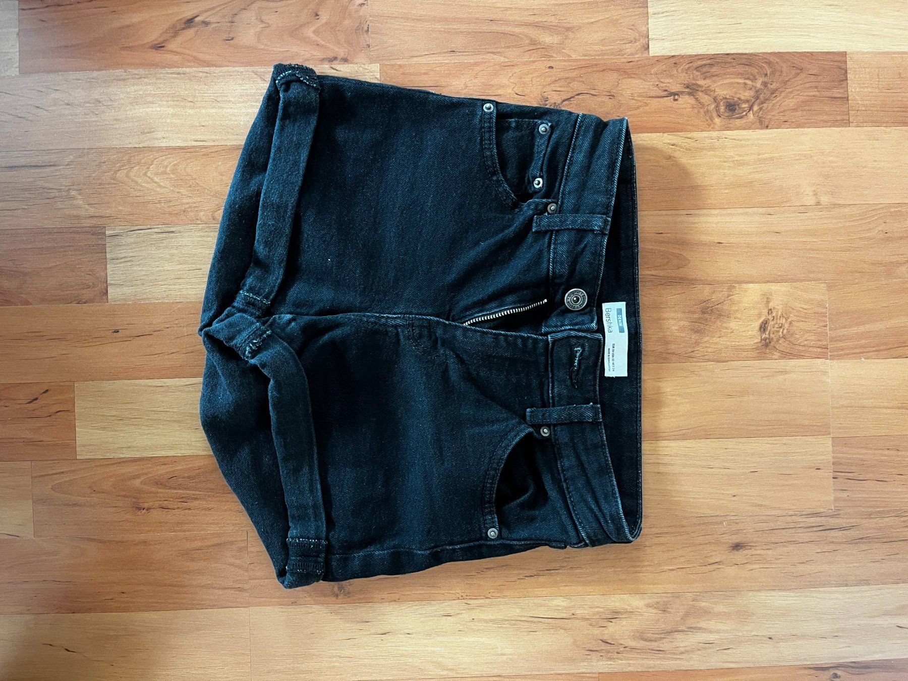 Pantalons: Schwarze Bershka Jeansshorts – D'occasion à Seuzach par anina.k