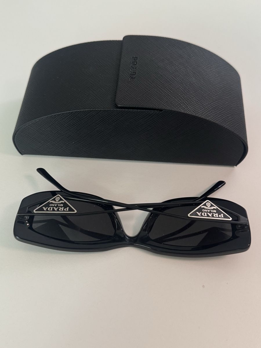 Prada Lunettes & Verres: Prada Sunglasses Black Rectangular with Case – D'occasion à Zürich par Anastasiya_g 1