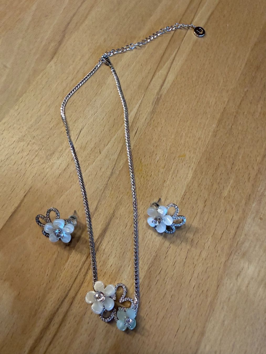 Altri gioielli: Elegant flower-shape earring and necklace set – Usato da Russikon venduto da Moc_r7pn
