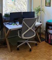 Schreibtisch mit X-Beinen