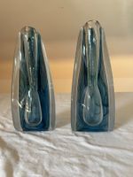 2 Blumenvasen in durchsichtigen Blau dreieckig