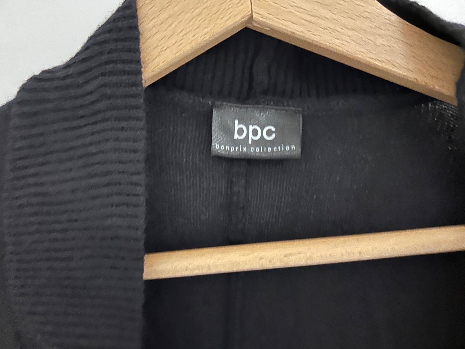 Altro in  Abbigliamento & Accessori: Cape schwarz von Bon Prix – Usato da Kappel SO venduto da Hasli12 1