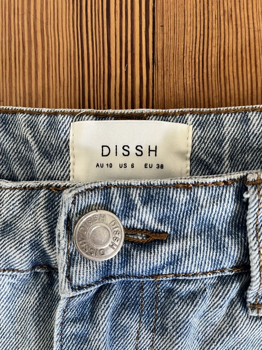 Jeans: DISSH - Denim Shorts EU38 – Usato da Unterseen venduto da BiancaNBozo 2