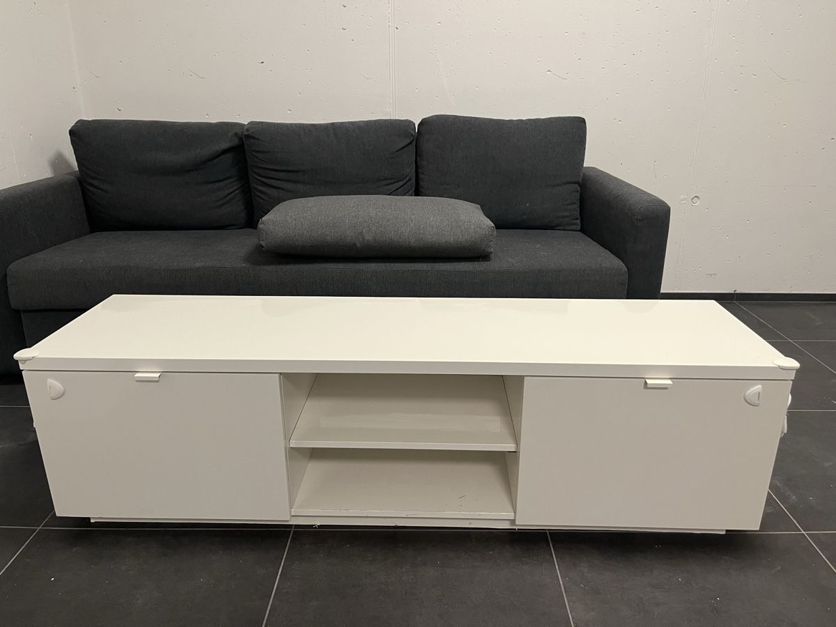 Ikea Mobili TV: IKEA BYAS - White TV Stand / Lowboard With Storage Space – Usato da Arlesheim venduto da Sahil_S13