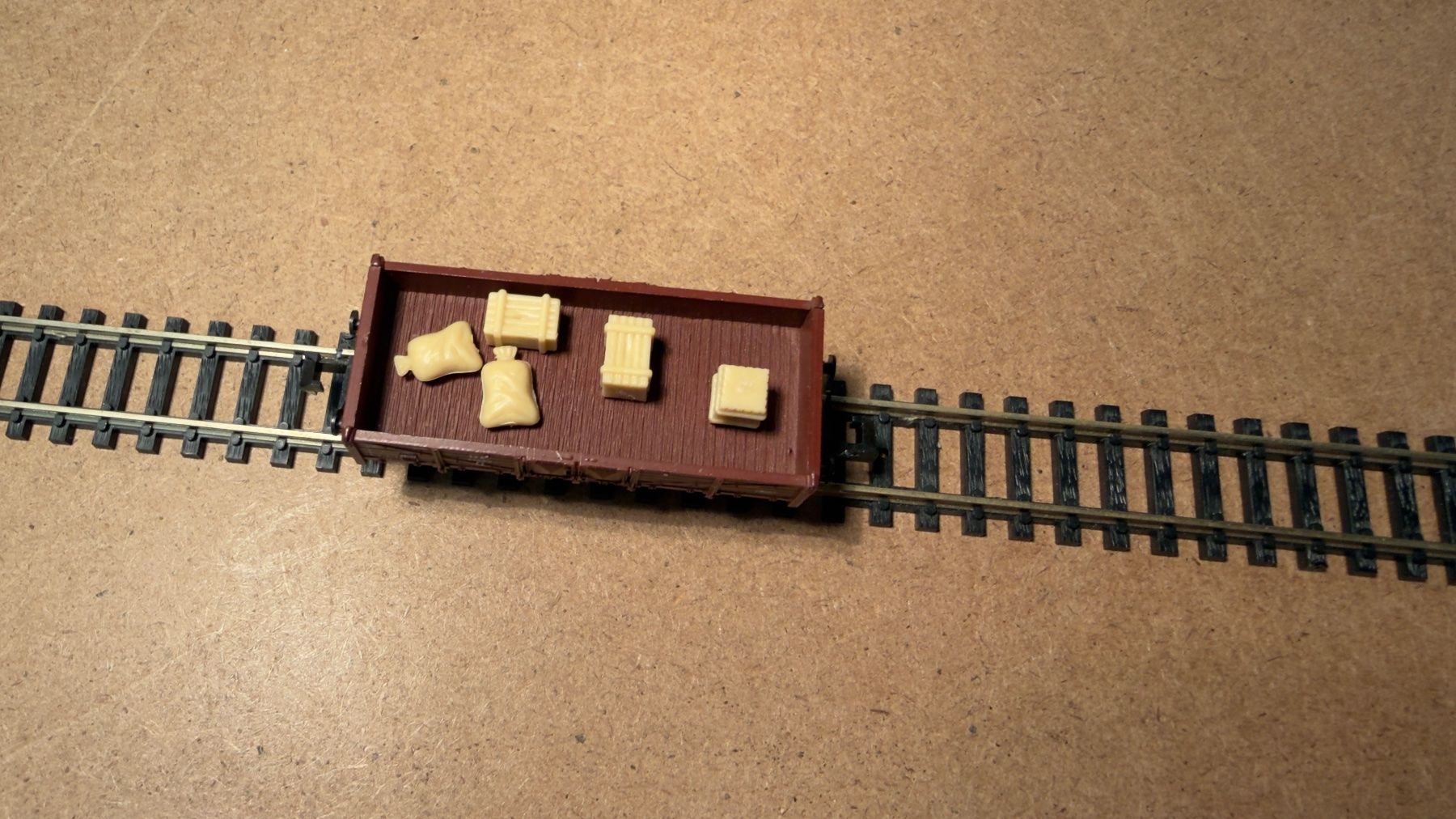 Roco Modelleisenbahnen: Roco Güterwagen mit Ladung Spur N – Gebraucht aus Schlieren von rat_lq6b 6