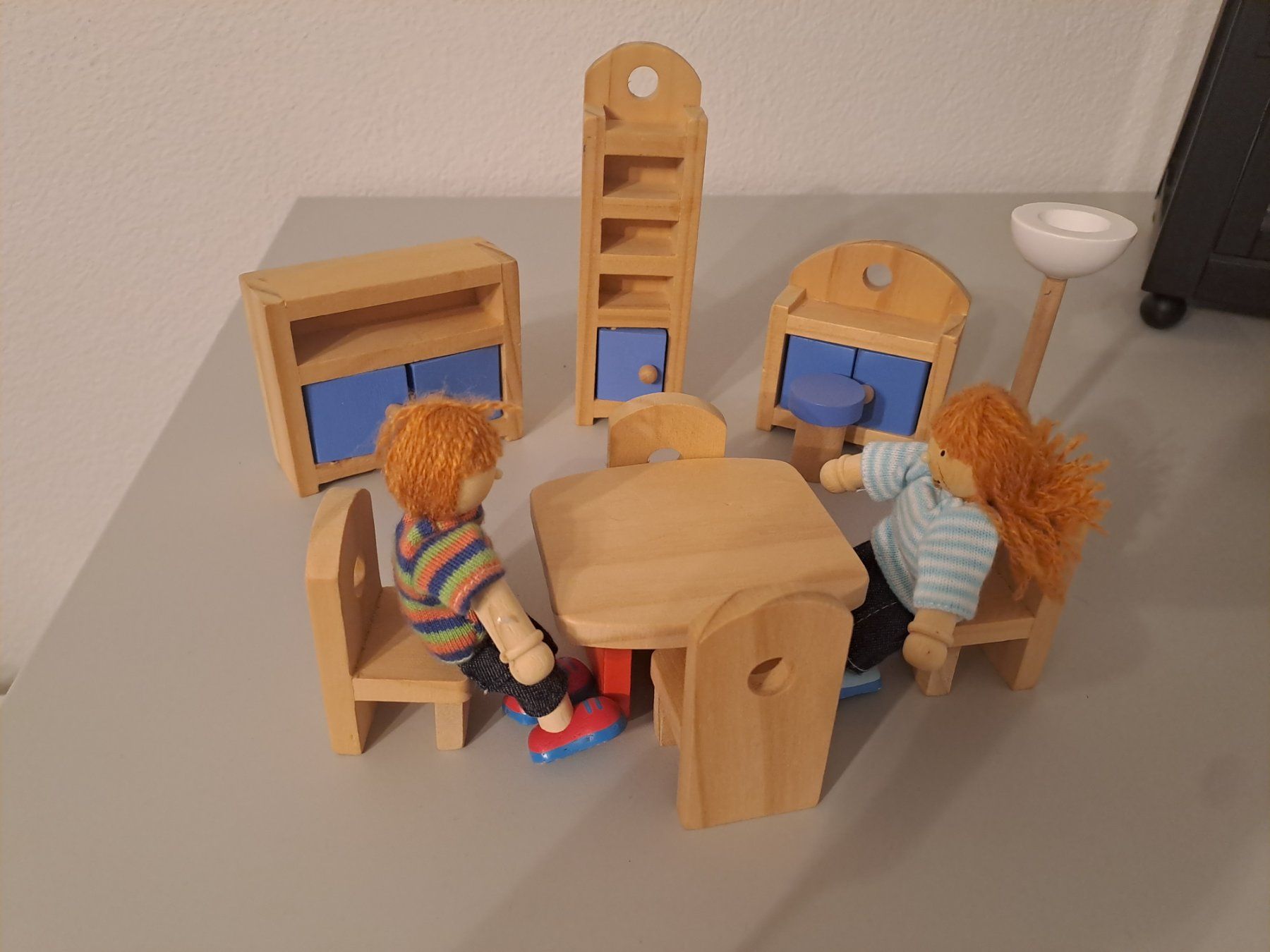 Case e mobili per bambole: Holz-Puppenhausmöbel Set,  Top Zustand – Usato da Wängi venduto da Raettli10