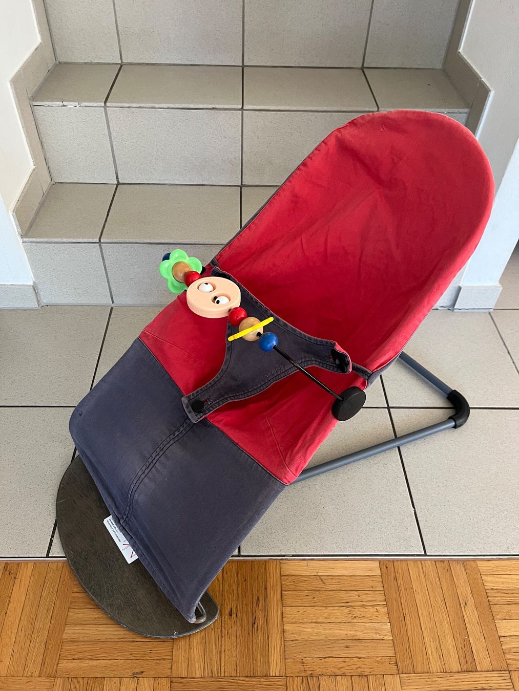 Babybjörn Wippen & Schaukeln: Babywippe rot/grau mit Spielzeug – Gebraucht aus Liestal von Raifur