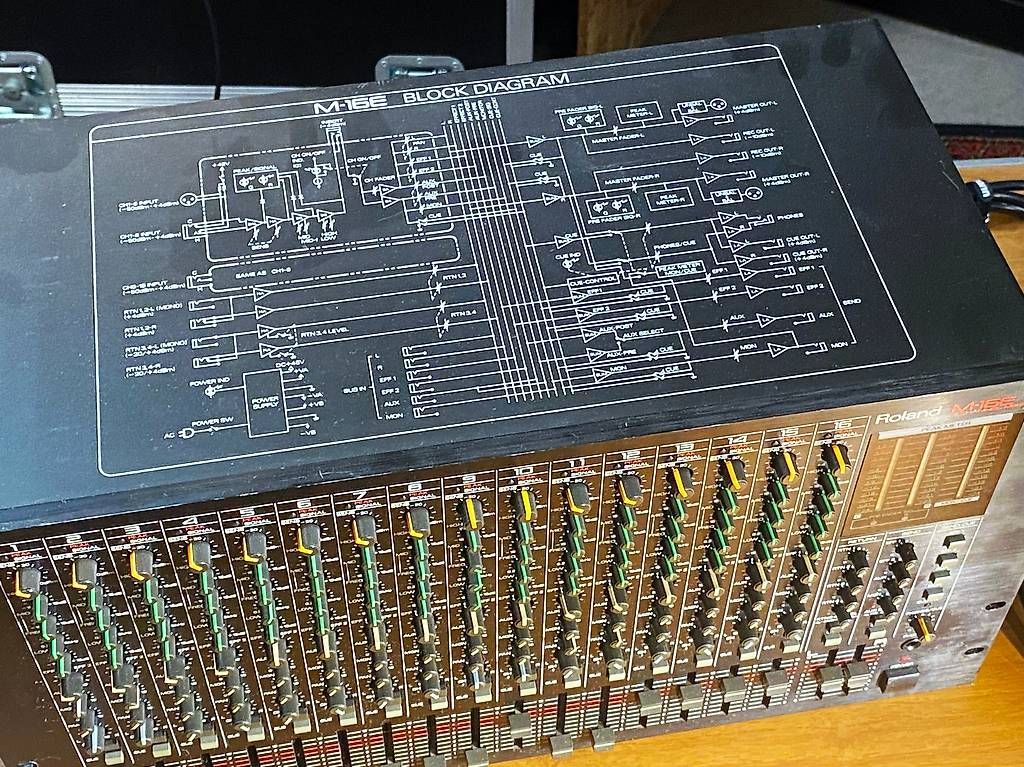 Roland Console di mixaggio: Roland M-16E stylischer Rackmischer – Difettoso da Zürich venduto da funktion02 3