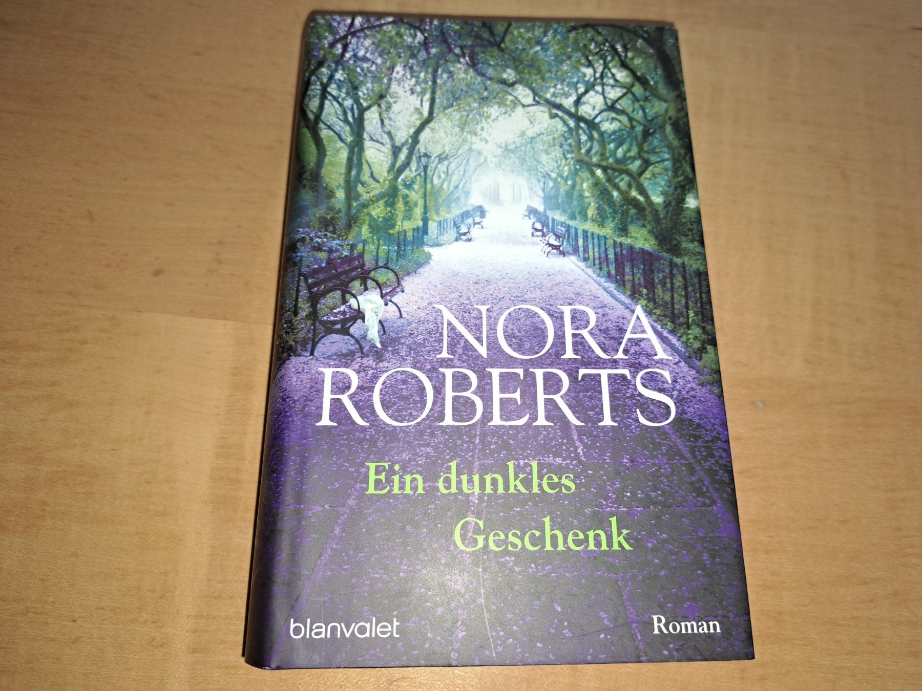 Libri: Nora Roberts Ein dunkles Geschenk – Usato da Killwangen venduto da KIANA08