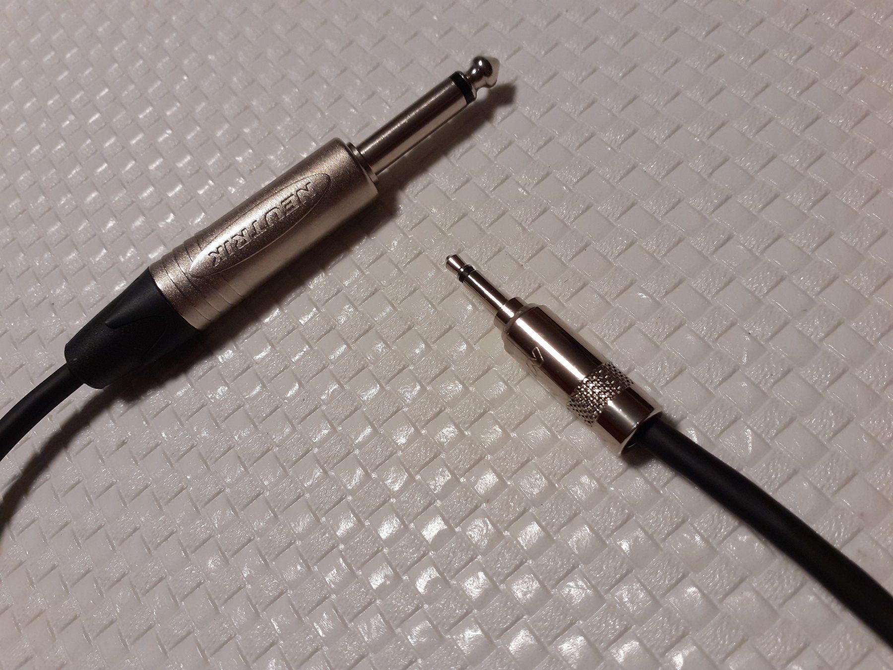 Cavi: Contrik NGKXMP0.5 instrument cable (plug & mini plug) – Nuovo (secondo la descrizione) da Torgon venduto da Guitar223 2