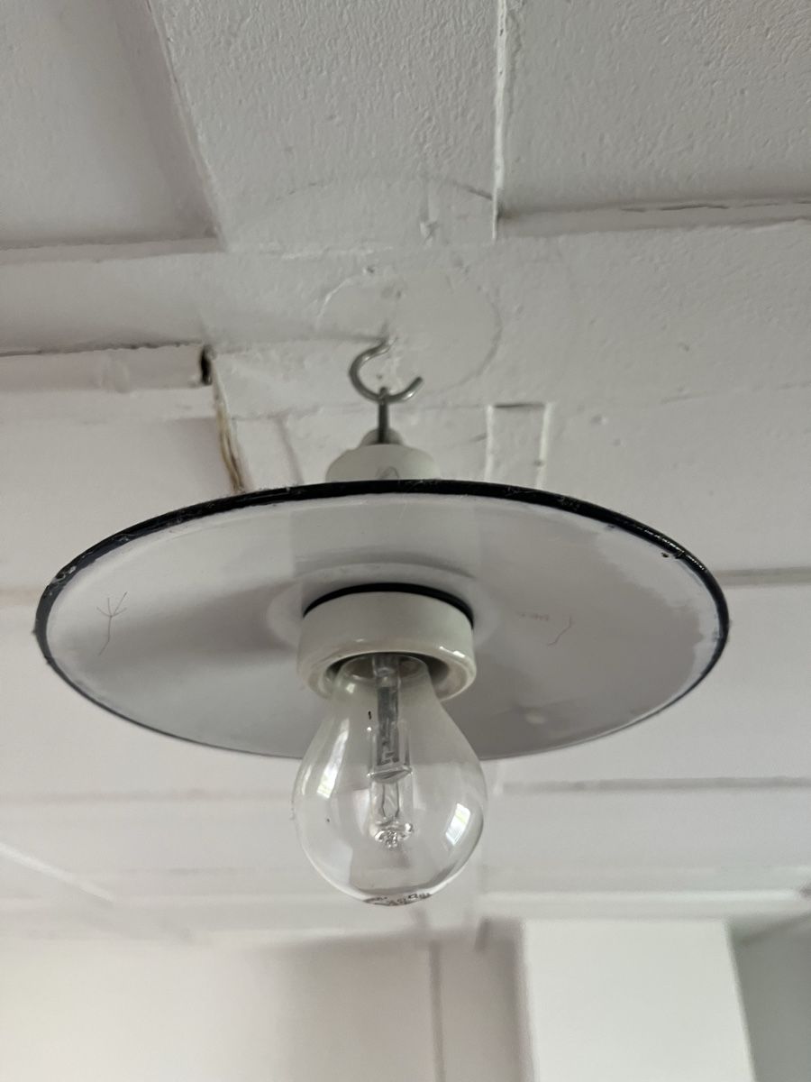 Lampade: Antike Lampe / Stalllampe mit Emailleschirm – Usato da Horgen venduto da Rokes 2