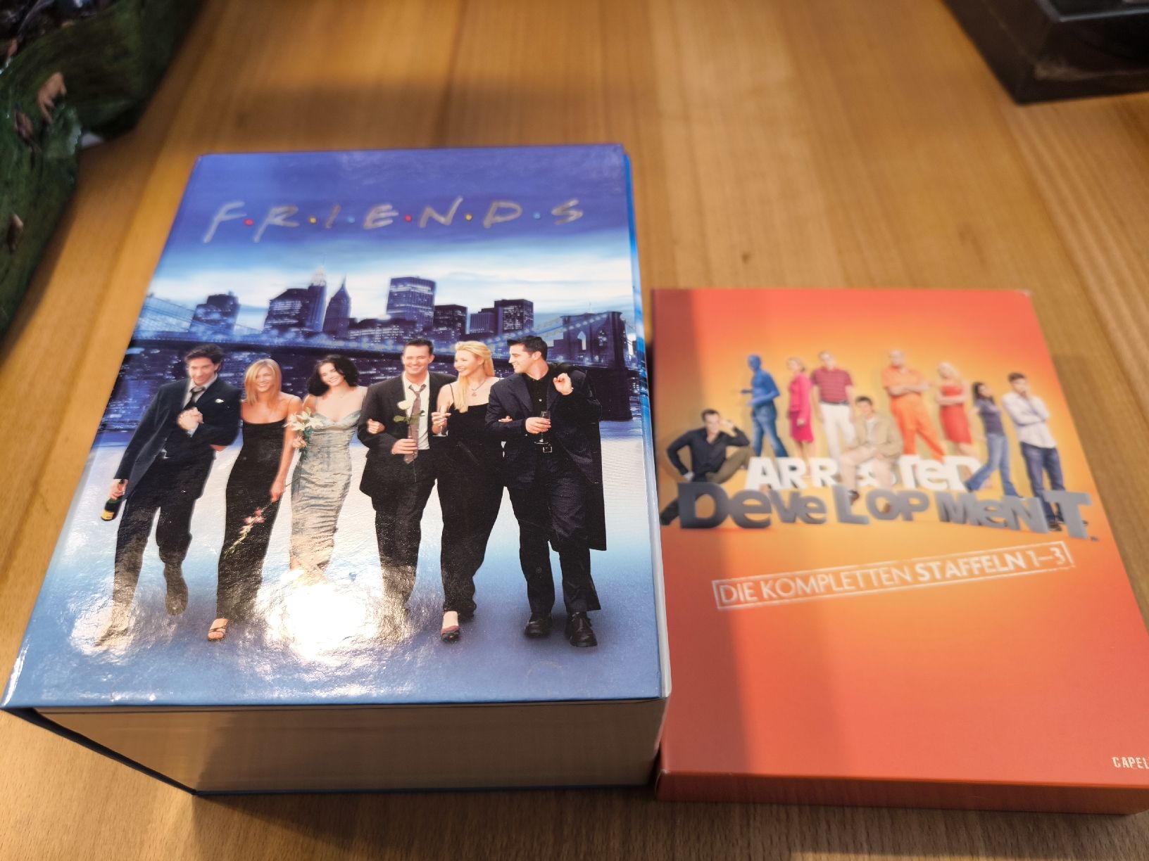 Tous les DVDs: Friends & Arrested Development Serienboxen! – D'occasion à Dürnten par Nexomynon