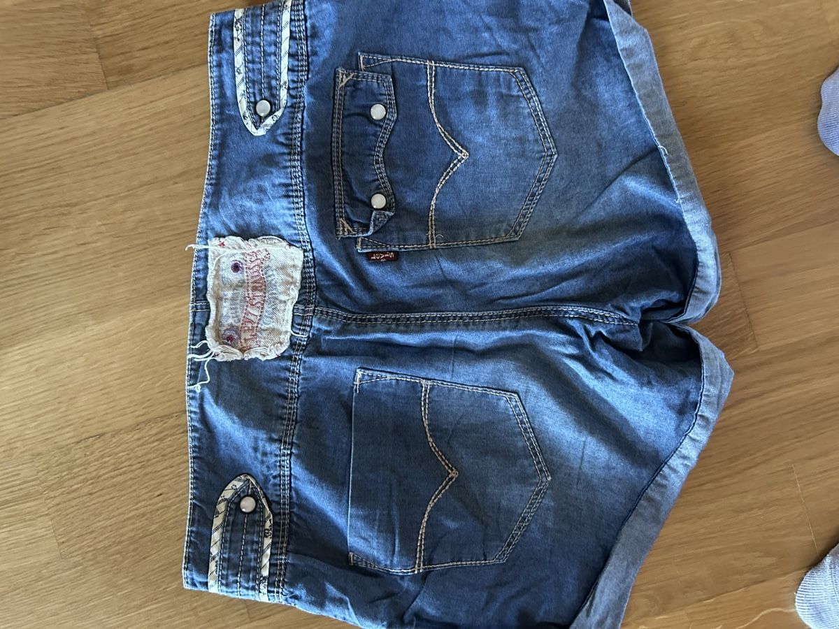 Levi's Pantalons: Short Levi’s 14ans – D'occasion à Daillens par guisepa 5