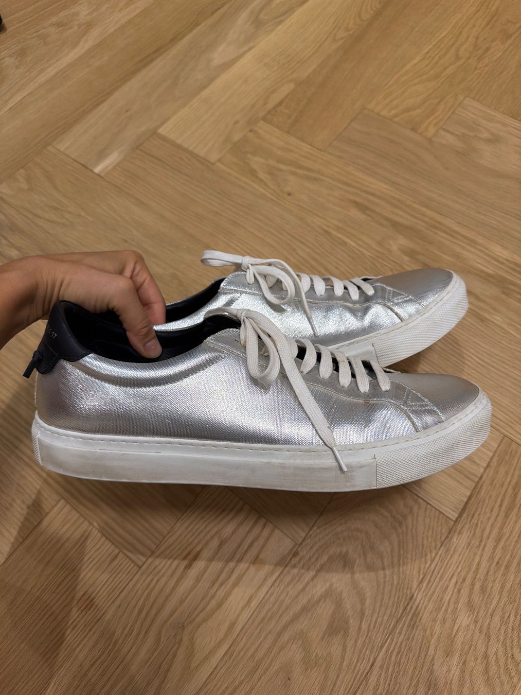 Givenchy Chaussures hommes: Givenchy Sneakers silber Grösse 45 – D'occasion à Roggwil TG par est_r5x7