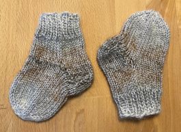 Babysocken 💜🤎🤍 - handgestrickt - ab ca. 3 Monate - NEU