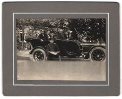 Fotografie Auto Adler 7PS mit Soldat und