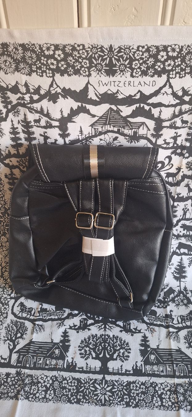 Zaini: Schwarzer Lederrucksack mit modischem Streifen. – Nuovo (secondo la descrizione) da Matten b. Interl venduto da Daeni_2000 5