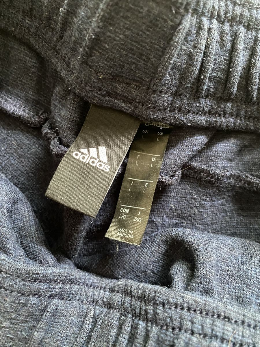 Adidas Pantalons: Adidas Shorts blau Grösse L  – D'occasion à Ittenthal par Lorinakuprecht0 2