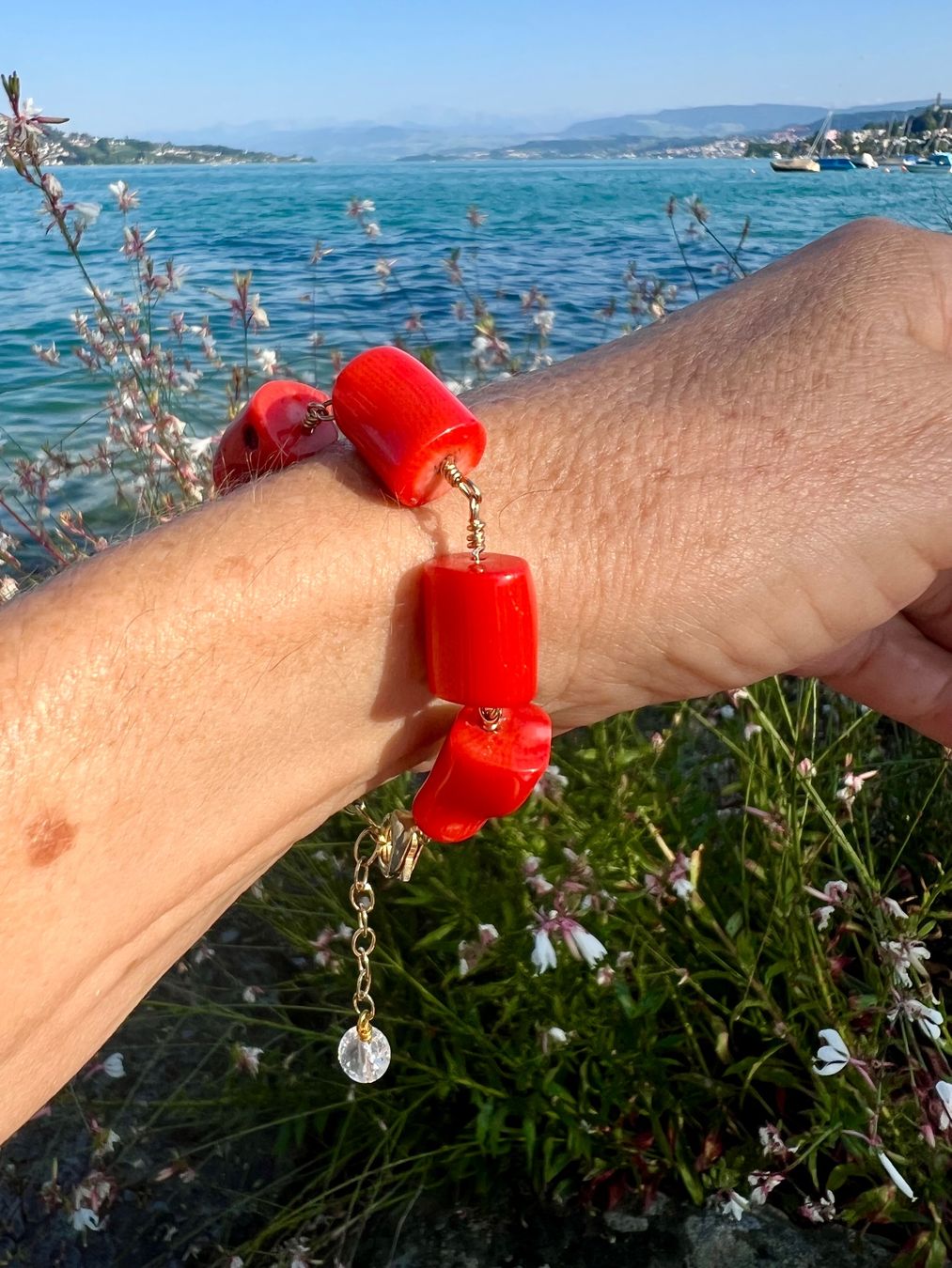 Bracciali & Braccialetti: Rotes Korallen Armband Vergoldet – Nuovo e nell'imballaggio originale da Rüschlikon venduto da ThereseJewelryDesign
