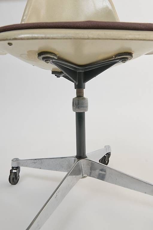 Stühle: Eames Side Chair Office mit Räder Beige/Braun – Gebraucht aus Zürich von lozzaphoto 4