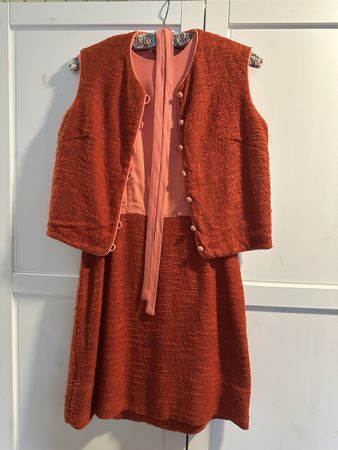 Vintage Bouclé XS-S Ensemble (Kleid, Weste, Gurt) rosé / rot