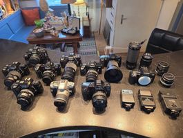 Grosse Minolta Spiegelreflexkamera-Sammlung