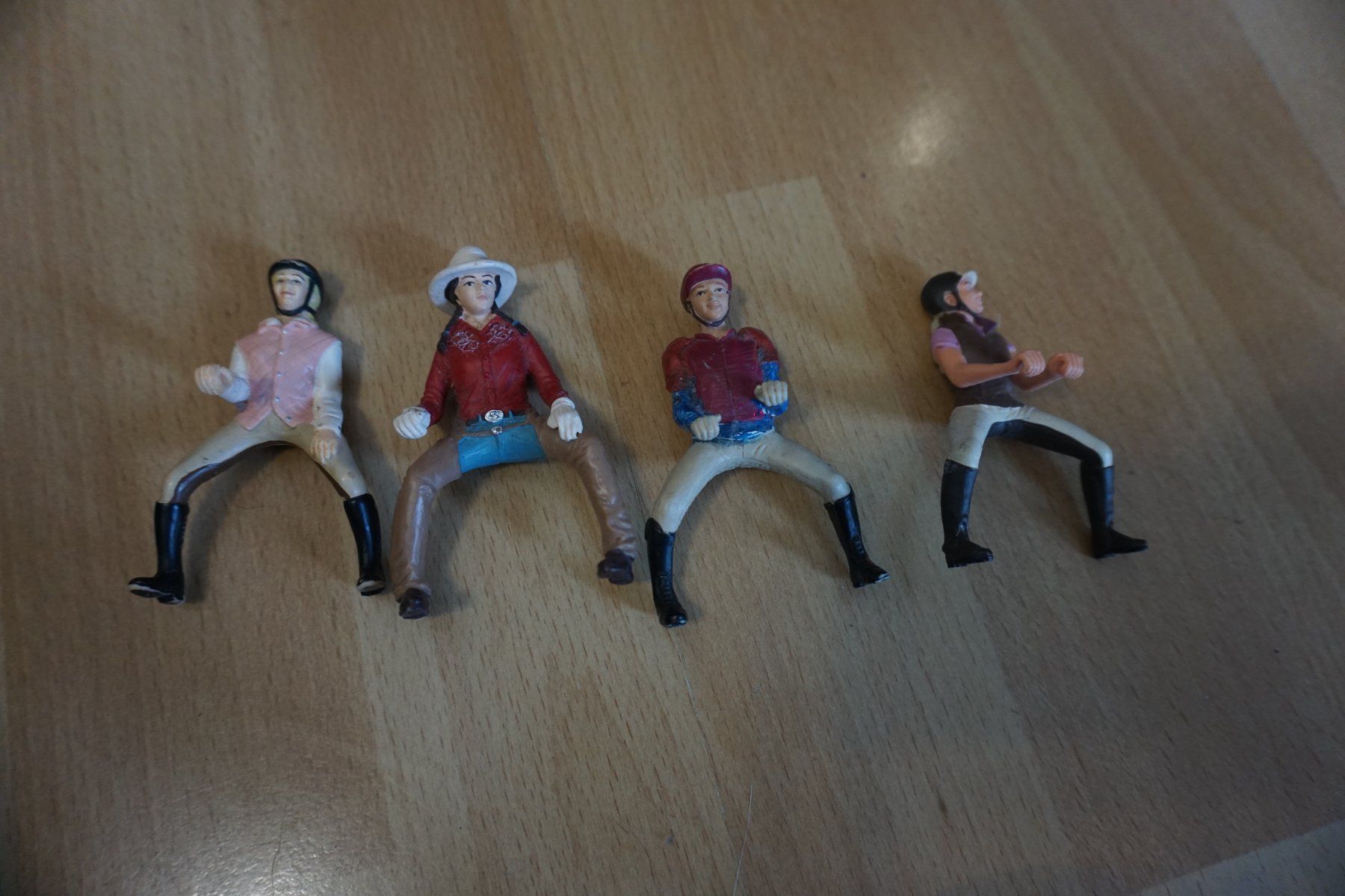 Schleich Giocattoli: 4 Schleich Reiter Figuren – Usato da Zürich venduto da einalemjena